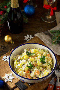 寒假沙拉俄罗斯传统沙拉奥利维尔与蔬菜和鸡肉在木桌上传统的俄罗斯美图片