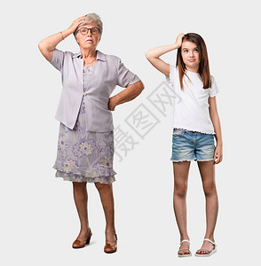 一位年长的女士和她的孙女满身忧愁图片