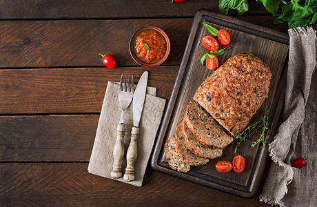 最美的自制土烤火鸡肉卷配有酱汁餐具和复制空图片