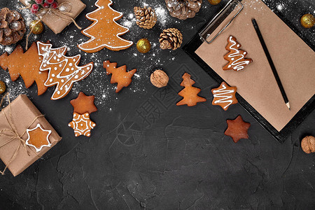 圣诞节背景有姜饼干和纸手工艺页复制空图片