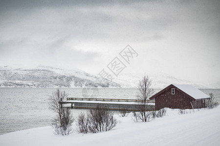 典型的传统北极红屋山中有雪和冰块位图片