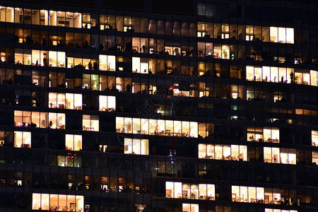 办公室大楼晚上办公深夜工作玻璃窗图片