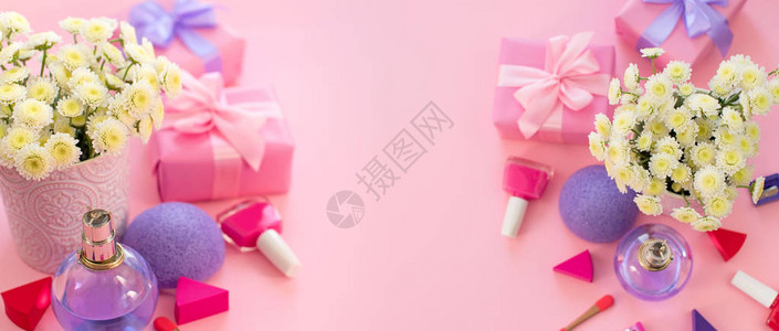 粉红色背景的鲜花束礼盒鸡尾酒图片