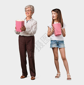 满身年长的女士和孙女欢喜着迷图片