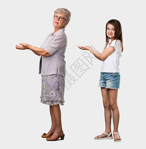 一位老太和孙女的全身手拿东西图片