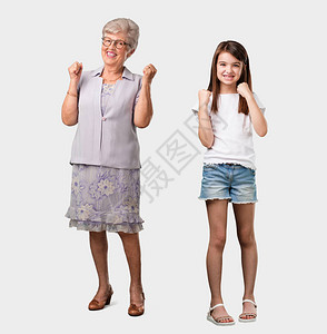 一位老妇人和她的孙女全身非常高兴和奋图片