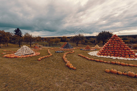 金字塔来自秋天收获的南瓜配有颜色变化的乐趣南瓜世界万图片