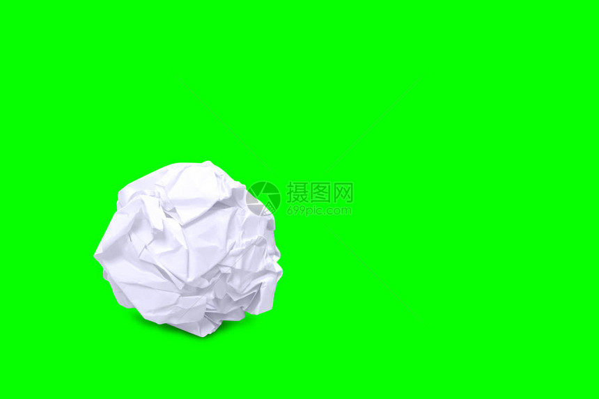 绿屏背景上的皱纸球和复制空间图片