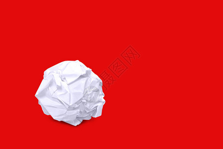 红色背景上的白色皱褶纸球和复制空间图片