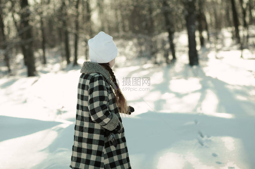 冬天冬天森林里的小路雪图片