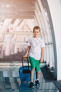 在机场或火车站携带蓝包行李的图片