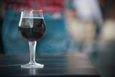 酒杯在桌子上玻璃反射着城市图片