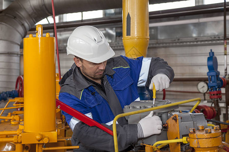 机械师修理工操作员生产气体石油天然气行业气体调节设图片