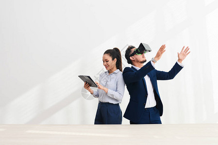 亚洲开发商测试虚拟现实头盔图片
