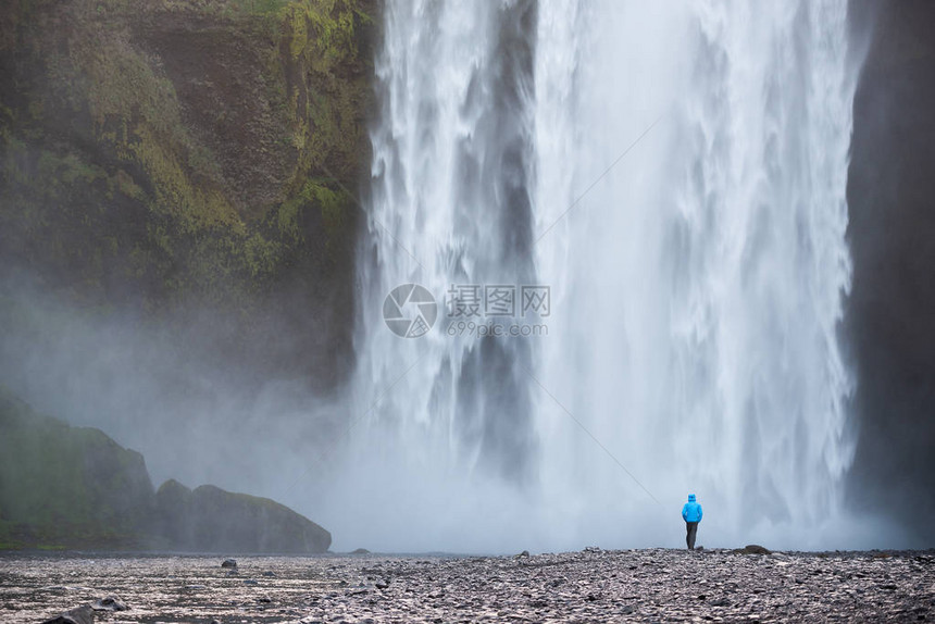 冰岛南部悬崖边的Skoga河上巨大的瀑布图片