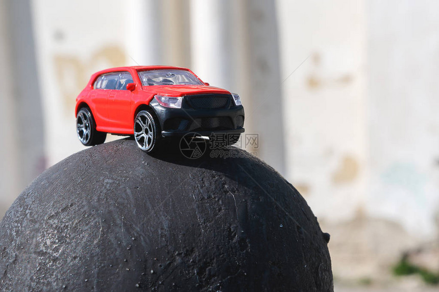 有个红色的玩具车一个夏天的一天一个轮子在球图片