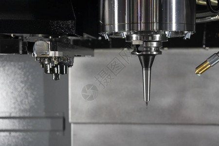 CNC碾磨机的螺旋末端与圆顶磨坊用于制造工艺的高技术机械图片