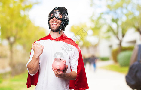 拿着存钱罐的超级英雄图片