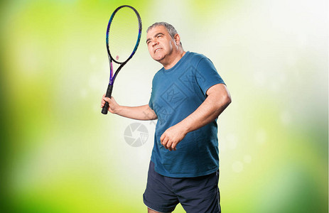 玩球拍的成熟男人图片