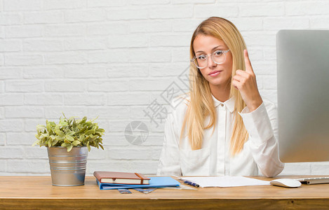 年轻学生坐在她办公桌的肖像图片