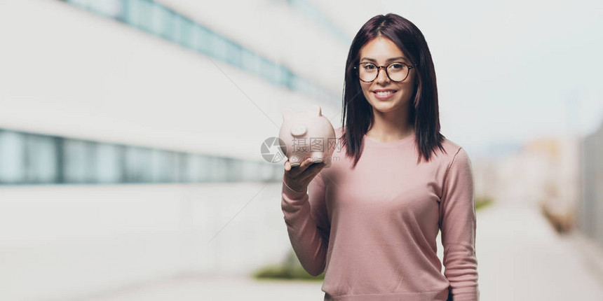 年轻漂亮的女人自信开朗图片