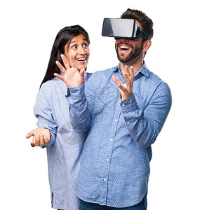 看虚拟现实的年轻夫妇图片