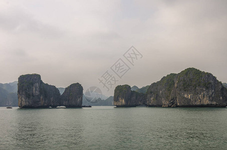 北越南河隆湾美丽的石灰岩山景冬天气很不图片