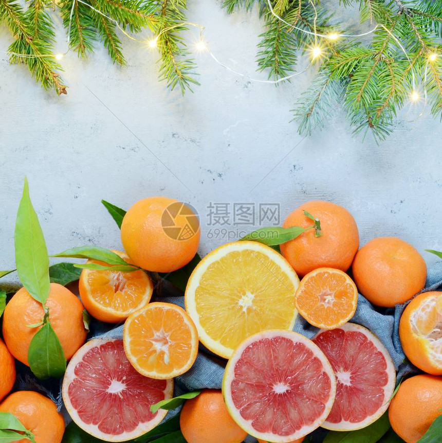 橘子柠檬葡萄柚与圣诞树的叶子和树枝图片