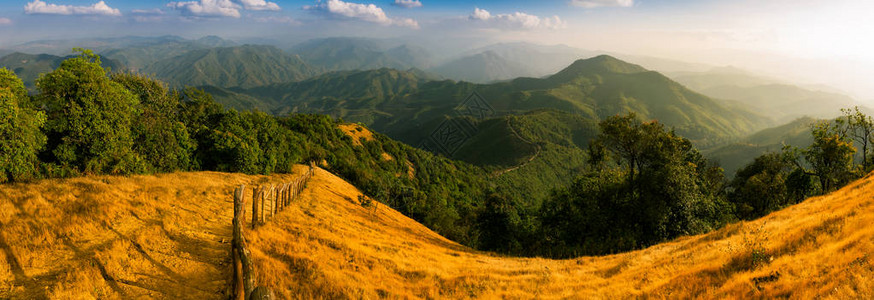 高山风景在夜色中图片