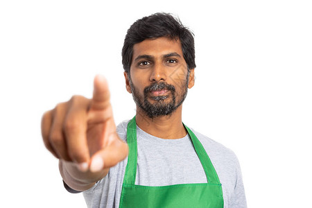 印度超市或超市员工表示相机选择你雇用白背景孤立的概念图片