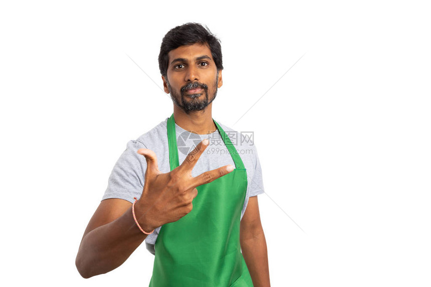 印度超级市或超市员工举起手指图片
