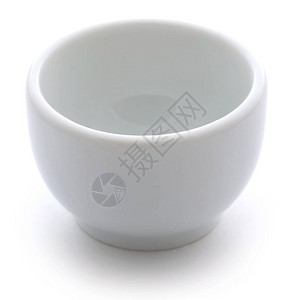 白色背景上的空陶瓷碗图片
