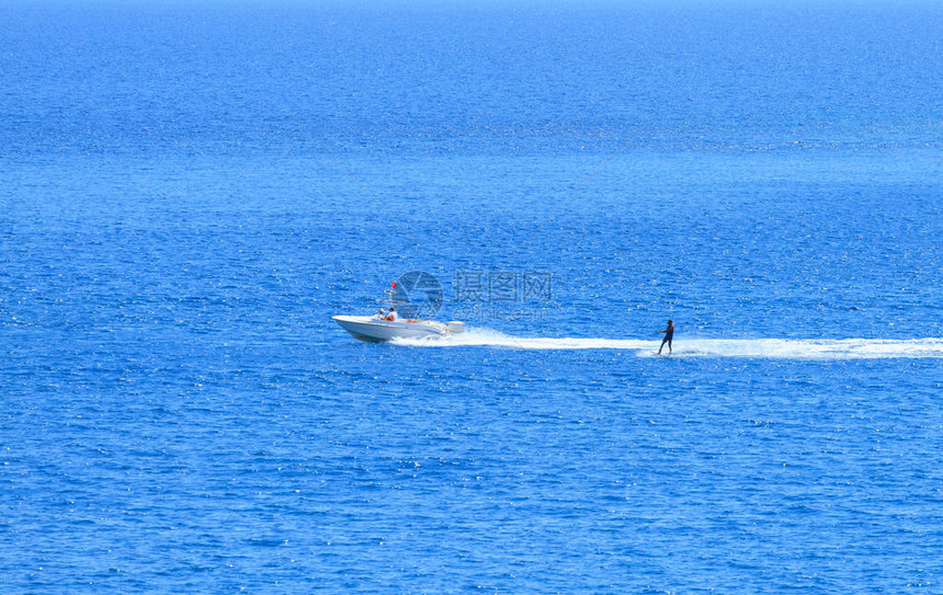 安塔利亚蓝海上的机动图片