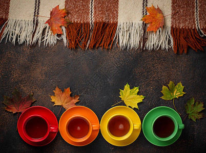 茶叶格子和叶子的多彩杯子秋季背景图片