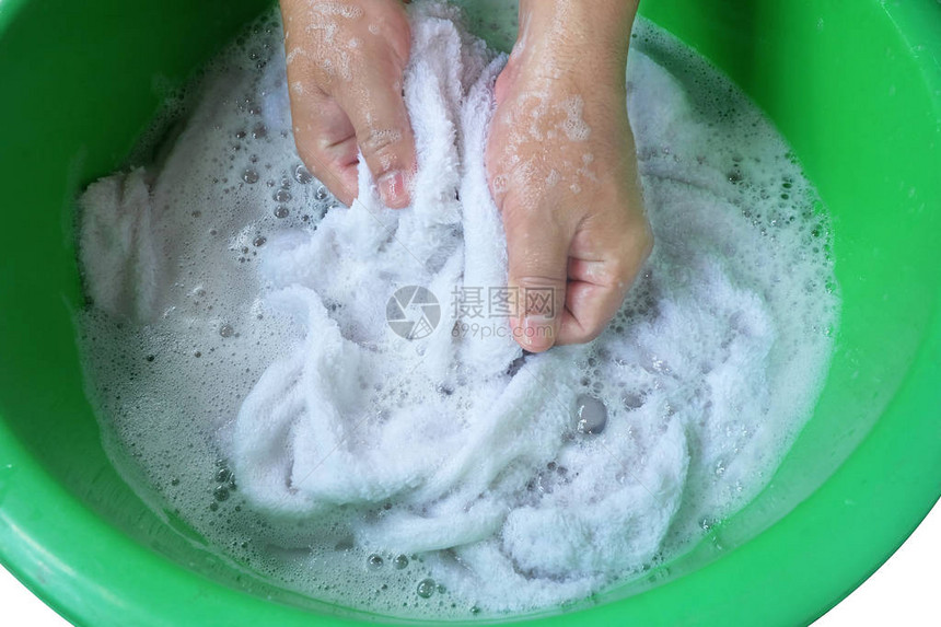 洗白毛巾衣服的手在盆子里用洗涤剂图片
