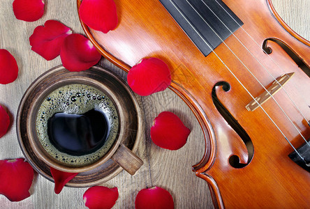 Violin和一杯咖啡咖啡和玫瑰花瓣最图片
