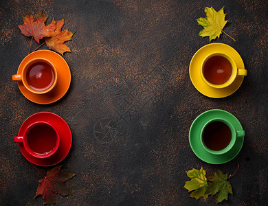 茶叶格子和叶子的多彩杯子秋季背景图片