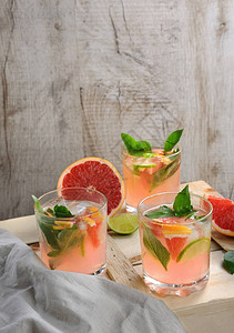 果汁的鸡尾酒挤压的红葡萄油和精细柠檬烤肉的叶子石灰片图片