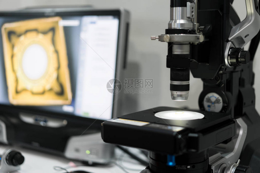 带有测量仪器和显微镜的微电子实验室单图片