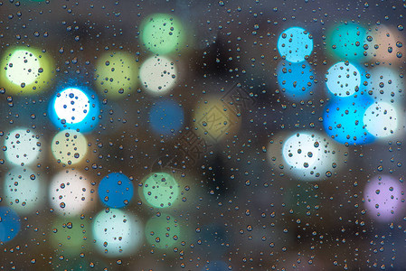 带雨滴的玻璃杯在背景图片