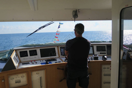 在导航指挥所的小船与掌舵背景图片