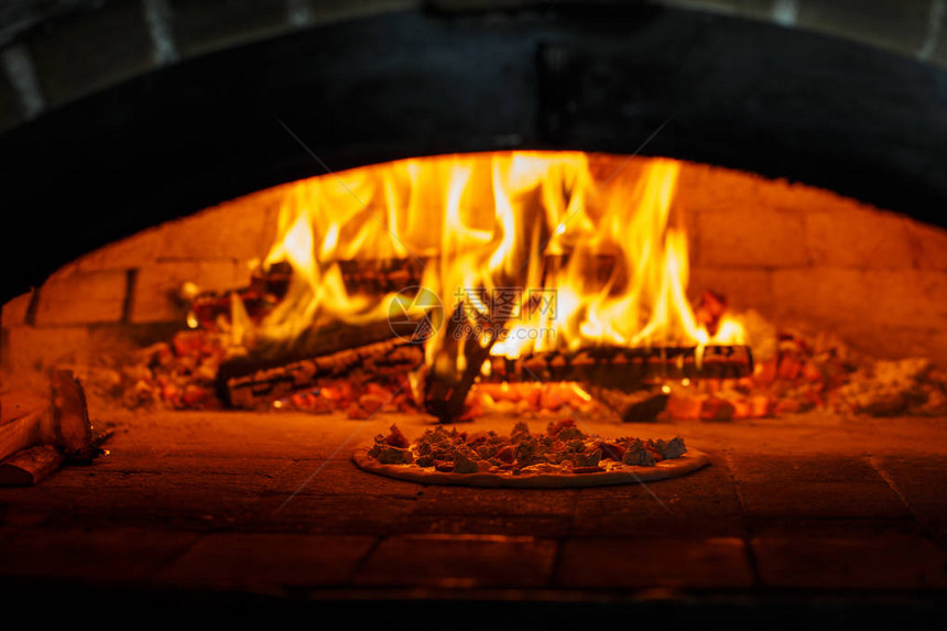 炉火中燃烧烘烤过程图片