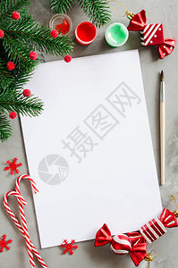圣诞节模拟贺卡或圣诞老人的信圣诞背景与空白纸油漆和冷杉树枝从上面查图片