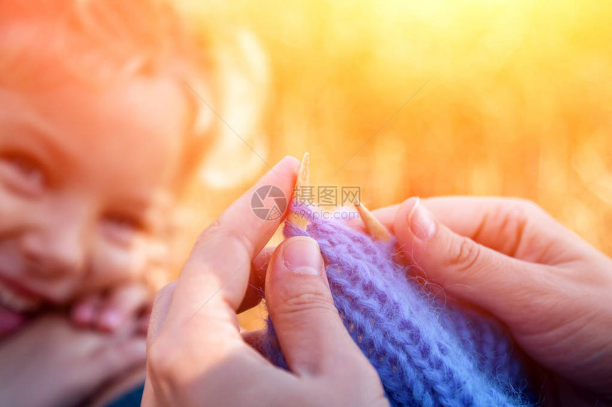 年轻女用天然羊毛编织的丝绒蓝帽做织物图片