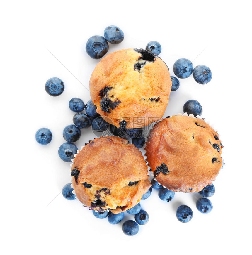 白色背景上的美味蓝莓松饼图片