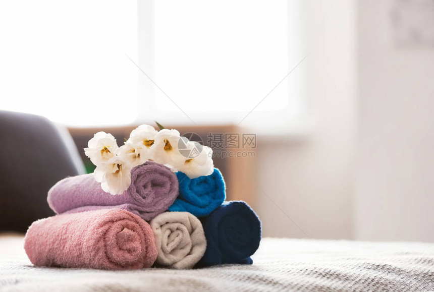 床上滚干净的毛巾图片