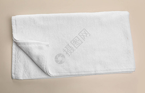 浅色背景上的清洁软毛巾图片
