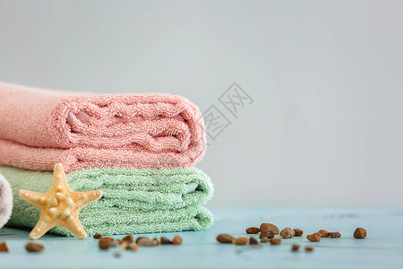 浅色背景下的一堆干净柔软的毛巾图片