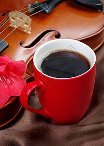 红色丝绸背景的咖啡和小提琴格拉迪奥图片