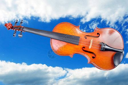 一个美丽的小提琴与蓝色的天空对抗云图片